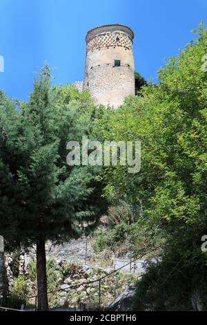 Pesche - Scorcio della torre del castello Stock Photo