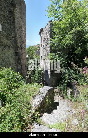 Pesche - Sentiero del borgo fortificato Stock Photo