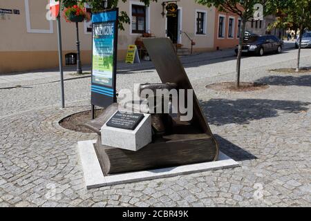 der neue Standort des Jakob Böhme Denkmals an der Altstadtbrücke in Zgorzelec am 15.8.2020 Stock Photo