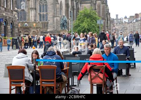 Edinburgh city centre, Scotland, UK. 15 August 2020. People in the city centre Royal Mile. The city's pavements appeared busier than they have been for the last five months during the Coronavirus pandemic. .May result in a bonus for the retail trade on Royal Mile. Stock Photo