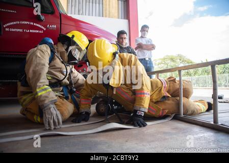 Coatepec, Veracruz, México. 15th Aug, 2020. A group of volunteer fireginghters are making his training exercises for rescue and to remove posible injures persons. This gropu of volnteers work in moore tnah 10 communities and they are the responsables to do the rescue and movilizations of COVID-19 patients. Credit: Hector Adolfo Quintanar Perez/ZUMA Wire/Alamy Live News Stock Photo