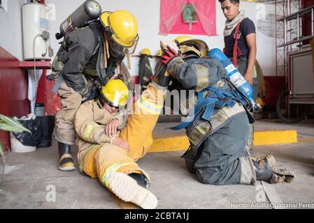 Coatepec, Veracruz, México. 15th Aug, 2020. A group of volunteer fireginghters are making his training exercises for rescue and to remove posible injures persons. This gropu of volnteers work in moore tnah 10 communities and they are the responsables to do the rescue and movilizations of COVID-19 patients. Credit: Hector Adolfo Quintanar Perez/ZUMA Wire/Alamy Live News Stock Photo