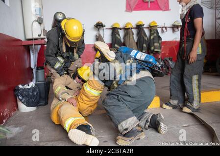 Coatepec, Veracruz, México. 15th Aug, 2020. A group of volunteer fireginghters are making his training exercises for rescue and to remove posible injures persons. This gropu of volnteers work in moore tnah 10 communities and they are the responsables to do the rescue and movilizations of COVID-19 patients. Credit: Hector Adolfo Quintanar Perez/ZUMA Wire/Alamy Live News Stock Photo