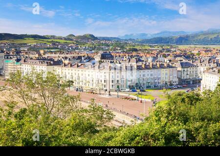 8 August  2020: Llandudno, North Wales - A view over the Victorian town, from the Promenade to the surrounding countryside and Snowdonia, from the... Stock Photo