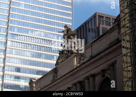 Glory of Commerce, a sculptural group by Jules-Felix Coutan, with the clock, on the southern facade of Grand Central Terminal Stock Photo