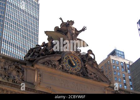 Glory of Commerce, a sculptural group by Jules-Felix Coutan, with the clock, on the southern facade of Grand Central Terminal Stock Photo