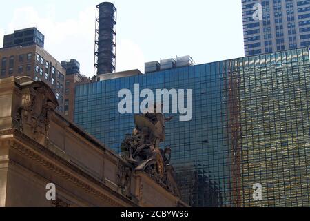 Glory of Commerce, a sculptural group by Jules-Felix Coutan, with the clock, on the southern facade of Grand Central Terminal Stock Photo