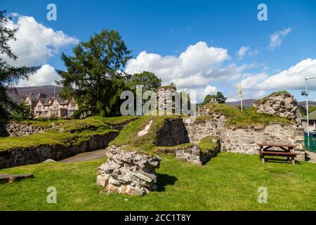 Braemar Castle Aberdeenshire Scotland in Spring the hills the garden ...