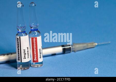 Dose of dexamethasone, write in portuguese language, on blue background. Medication against lung diseases, allergies and also in testing against COVID Stock Photo
