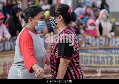 Tangerang, Indonesia. 17th Aug, 2020. Indonesian people participate in a competition using face mask as anticipation of the spread of the coronavirus (COVID-19) pandemic during celebration of Indonesia 75th Independence Day in Pamulang, South Tangerang, Banten, Indonesia on August 17, 2020. (Photo by Evan Praditya/INA Photo Agency/Sipa USA) Credit: Sipa USA/Alamy Live News Stock Photo