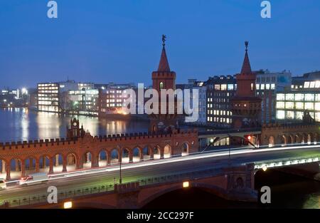 Germany, Berlin, Oberbaum Bridge near River Spree at dusk Stock Photo