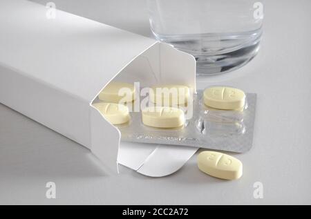 clarithromycin tablets in white box on grey background Stock Photo