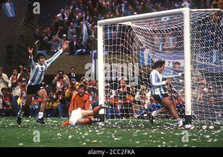 Mario Kempes scores his second goal of the final game of Argentina 1978 World Cup against the Netherlands, while Daniel Bertoni celebrates Stock Photo