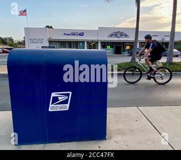 Goleta, California, USA. 17th Aug, 2020. One of the remaining mailboxes in Santa Barbara County, after at least one of the most popular ones, at the very busy Patterson Ave. Goleta Post Office branch, was removed by the US Postal Service, at the hands of the Trump Administration. This dismayed thousands of residents, who complained on social media and at the post offices The local and regional Post Masters in Sacramento, California's state's capitol, refused to comment. This blue mailbox is in Carpinteria, near the beach. Credit: Amy Katz/ZUMA Wire/Alamy Live News Stock Photo