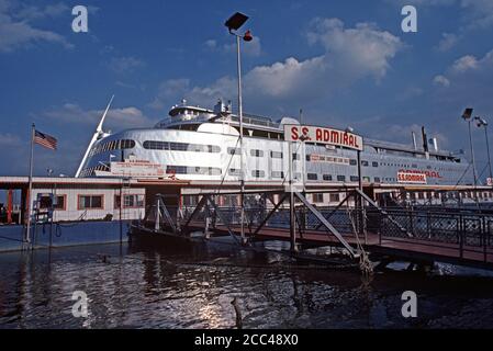 SS ADMIRAL STEAMBOAT ON THE MISSISSIPPI RIVER, ST LOUIS, MISSOURI, USA, 70s Stock Photo