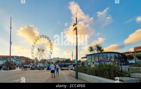 Bournemouth, UK. 18th Aug, 2020. Bournemouth, UK. Tuesday 18 August 2020. Sunset over Bournemouth as tourist leave the busy beach. Credit: Thomas Faull/Alamy Live News Stock Photo