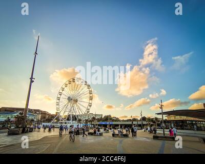 Bournemouth, UK. 18th Aug, 2020. Bournemouth, UK. Tuesday 18 August 2020. Sunset over Bournemouth as tourist leave the busy beach. Credit: Thomas Faull/Alamy Live News Stock Photo