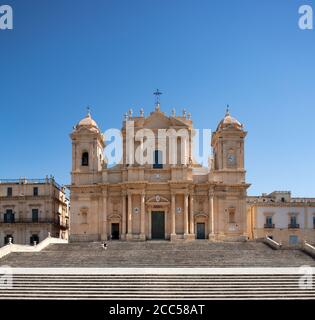 Two tourist walk down the staircase of the cathedral of Noto, Sicily, rebuilt in the Sicilian Baroque style after the earthquake of 1693. Stock Photo