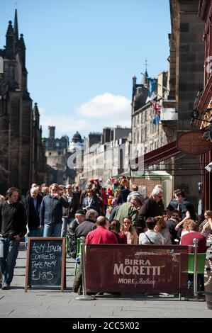 People dining al fresco outside a restaurant on Lawnmarket in Edinburgh, Scotland. Stock Photo