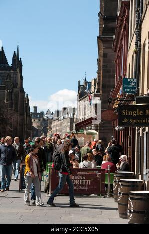 People dining al fresco outside a restaurant on Lawnmarket in Edinburgh, Scotland. Stock Photo