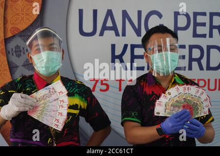 Makassar Indonesia 18th Aug A Bank Officer Is Showing The New 75 000 Rupiah Banknotes Issued