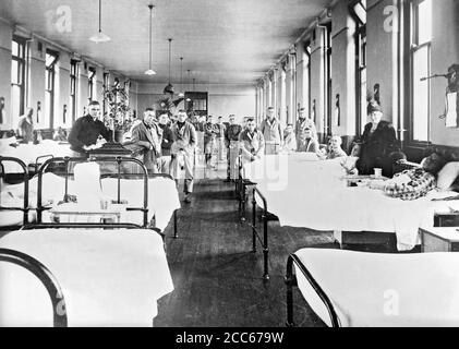 Spanish Flu 1918. American servicemen in an influenza ward at the Fourth Scottish General Hospital in Glasgow during the Spanish Flu pandemic of 1918. Photograph taken in November 1918 Stock Photo