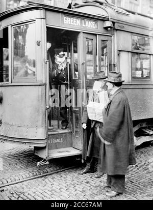 Compulsory wearing of face masks on public transport during the Spanish Flu pandemic of 1918/19, Seattle, Washington, USA Stock Photo