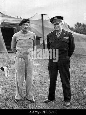 General Bernard Montgomery and General Dwight D Eisenhower, Supreme Allied Commander Europe, in Normandy in July 1944 Stock Photo