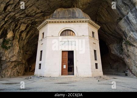 The magical neoclassical Temple of Valadier (Tempietto) built in an ancient cave (1828) - Gola della Rossa, Frasassi, Genga, Marche, Italy Stock Photo