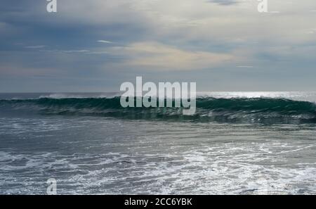 Beautiful wave over the sea. cloudy sky. pastels tones
