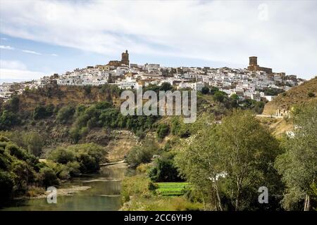 Arcos de la Frontera, white town built on a rock along Guadalete river, in the province of Cadiz, Andalusia, Spain Stock Photo