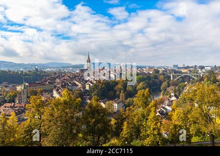 Stunning aerial panorama view of Bern old town with Bern Minster (Münster) cathedral and Aare river, Kornhausbrücke bridge, from Rosengarten on sunny Stock Photo