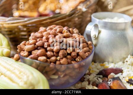 Bowl with raw and peeled peanuts. Peanut (Arachis hypogaea L.), also known in the south of Portugal as alcagoita and in Brazil as peanut, is a plant o Stock Photo
