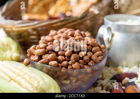 Bowl with raw and peeled peanuts. Peanut (Arachis hypogaea L.), also known in the south of Portugal as alcagoita and in Brazil as peanut, is a plant o Stock Photo