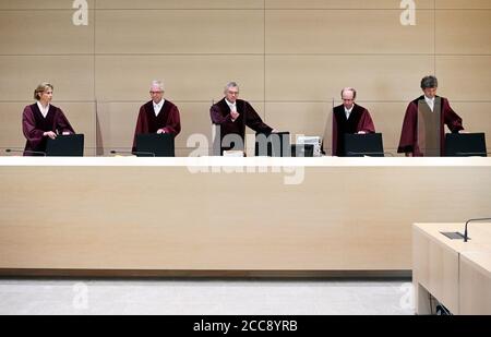 Karlsruhe, Germany. 20th Aug, 2020. The Third Civil Senate at the Federal Court of Justice (BGH), (l-r): Valeska Böttcher, Andreas Remmert, Ulrich Herrmann (Chairman), Harald Reiter and Martin Kessen, opens the hearing on the complaint by Maike Kohl-Richter about the 'Kohl tapes'. More than 600 hours of conversation between former chancellor Helmut Kohl and his former ghostwriter Heribert Schwan have been recorded. Kohl had fought for the release of the originals before his death. His widow wants to know whether Schwan still has copies or transcripts. Credit: Uli Deck/dpa/Alamy Live News Stock Photo