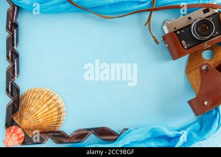 Top view composition - Blank paper photo frame with starfish, shells and items on wooden table. Concept of remembrance and nostalgia in summer tourism Stock Photo