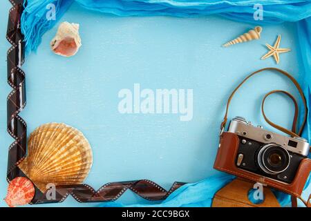 Top view composition - Blank paper photo frame with starfish, shells and items on wooden table. Concept of remembrance and nostalgia in summer tourism Stock Photo