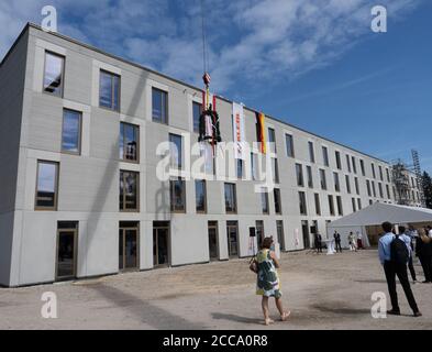 Berlin, Germany. 20th Aug, 2020. A topping-out wreath hangs in front of the facade of the modular accommodation for refugees on the Osteweg in Lichterfelde. Credit: Paul Zinken/dpa/Alamy Live News Stock Photo