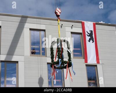 Berlin, Germany. 20th Aug, 2020. A topping-out wreath hangs in front of the façade of the modular accommodation for refugees on Osteweg in Lichterfelde. Credit: Paul Zinken/dpa/Alamy Live News Stock Photo