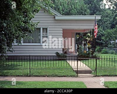 RICHMOND, INDIANA, SUBURBS HOUSE WITH AMERICAN FLAG, USA, 1970s Stock Photo