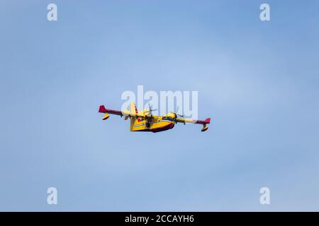 AIRPLANE DROPPING FIRE RETARDANT OVER FOREST FIRE Stock Photo - Alamy