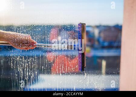 Window cleaning in high-rise buildings, houses with a brush. Window  cleaning brush. Large window in a multi-storey building, cleaning service.  Dust re Stock Photo - Alamy