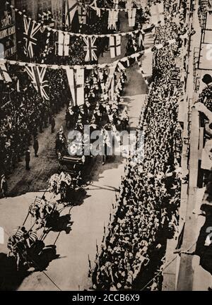 On 6th May 1935, King George V and Queen Mary celebrated their Silver Jubilee of 25 years on the throne. Bunting and crowds line Fleet street as the royal couple make their way to St Paul's Cathedral Stock Photo