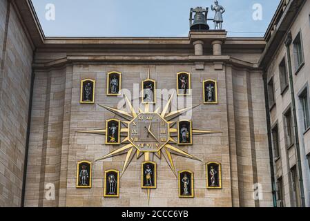 Carillon du Mont des Arts is a clock with figures, star shaped in Brussels. It conveys the concept of time, haste and rush of our modern society