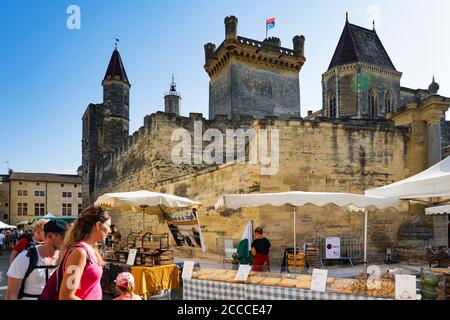 France. Gard (30) Uzes. Market in front of the Ducal castle known as the Duchy of Uzès, the Bermonde Tower Stock Photo