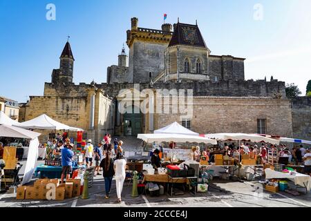 France. Gard (30) Uzes. Market in front of the Ducal castle known as the Duchy of Uzès, the Bermonde Tower Stock Photo