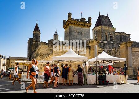 France.  Gard (30) Uzes. Market in front of the Ducal castle known as the Duchy of Uzès, the Bermonde Tower Stock Photo