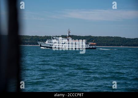 Binz, Germany. 17th Aug, 2020. The Cap Arkona sets course for the pier in Binz. From there the excursion boat takes tourists daily to the chalk cliffs on the island of Rügen. Credit: Stephan Schulz/dpa-Zentralbild/ZB/dpa/Alamy Live News Stock Photo