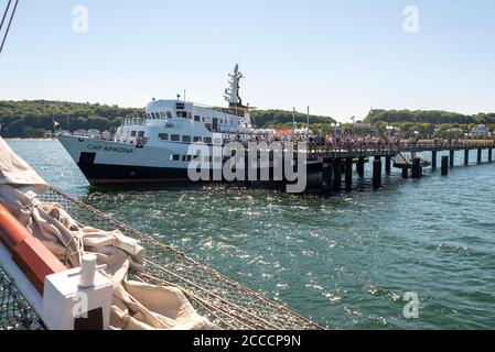 Binz, Germany. 17th Aug, 2020. Tourists stand crowded together on the pier. The Cap Arkona starts from here to the chalk cliffs. The boat trips are popular with tourists. Credit: Stephan Schulz/dpa-Zentralbild/ZB/dpa/Alamy Live News Stock Photo