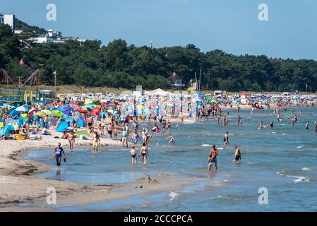 Binz, Germany. 17th Aug, 2020. Numerous tourists enjoy the summer weather on the beach of the Baltic Sea resort. Credit: Stephan Schulz/dpa-Zentralbild/ZB/dpa/Alamy Live News Stock Photo